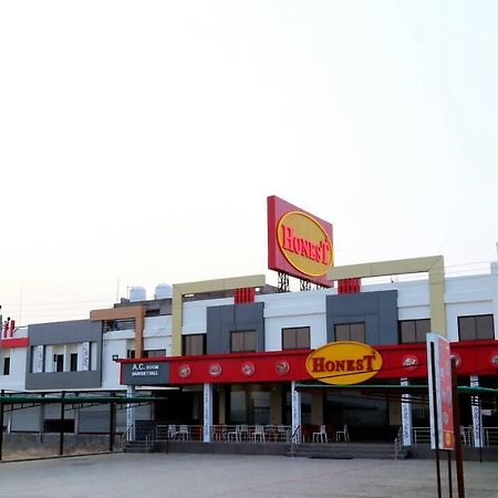Virat Hotel & Guest House Rādhanpur Exteriér fotografie